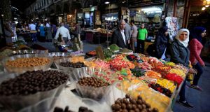بين رخص الأجنبي وجودة المحلي.. ضعف الدخل يحيّر المستهلك