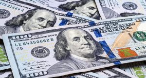 انهيار الدولار فرصة أم فخ؟ أكاديمي يشرح كيف تحمي مدخراتك