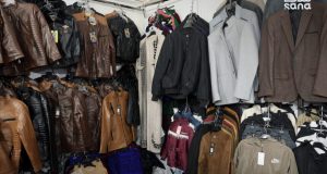 شركات صناعة الألبسة الرجالية تنافس في تقديم منتجاتها بمعرض خان الحرير