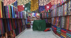 تجار الأقمشة ومصنعو الألبسة يطالبون بتصفير الرسوم الجمركية