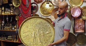 رغم ما تمتلكه الحرف المعدنية في سوريا من خبرات متراكمة ودور تاريخي في دعم الإنتاج المحلي وتوفير فرص العمل، إلا أنها تواجه اليوم تحديات متشابكة تهدد قدرتها على الاستمرار، في ظل ارتفاع تكاليف التشغيل والطاقة والمواد الأولية، وتراجع التصدير، وتقلبات سعر الصرف.
