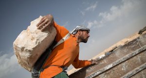 توقعات بزيادة نسبة البطالة في سوريا.. والعاطلون عن العمل ينتظرون شركات إعادة الإعمار